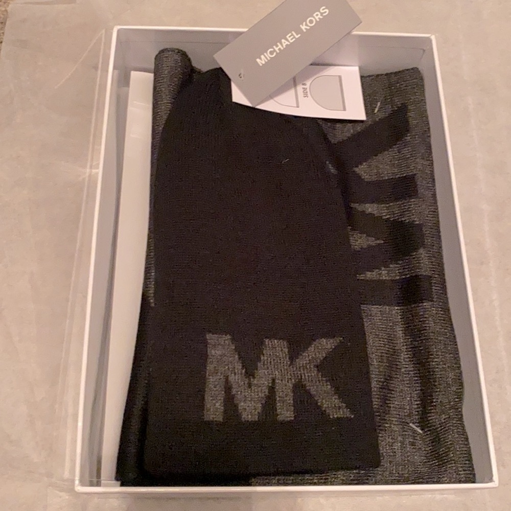 Michael Kors Men’s 2 piece hat and scarf set - black & grey with MK logo. NEW.